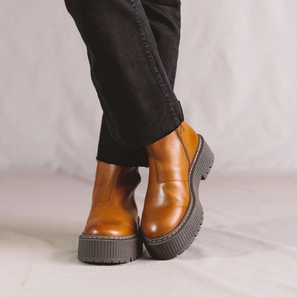 Lotta from Stockholm Ten Points Alina Chelsea Boots with Zip in Brown - Picture 3 of 9